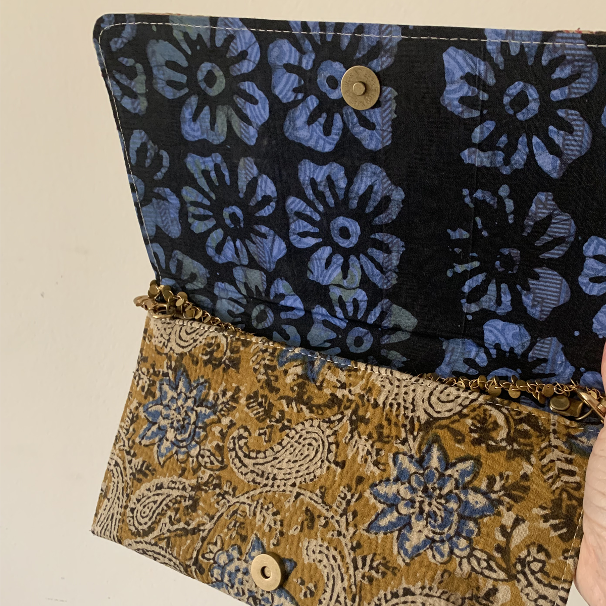 Pochette Ocre-Bleu Kantha Star : Une Célébration Artisanale des Textiles Traditionnels