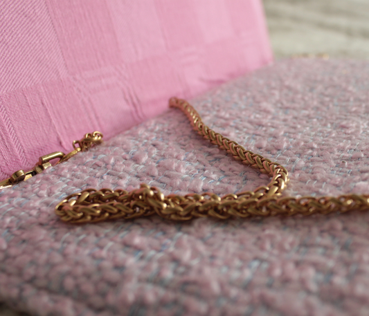 Pochette en laine lavande fabriquée à la main avec oiseau brodé