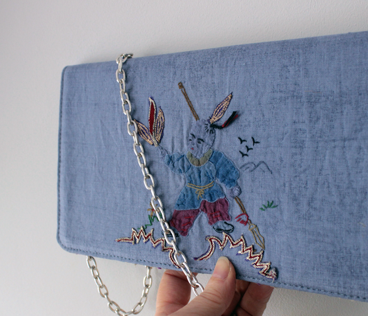 Pochette brodée en lin damassé bleu