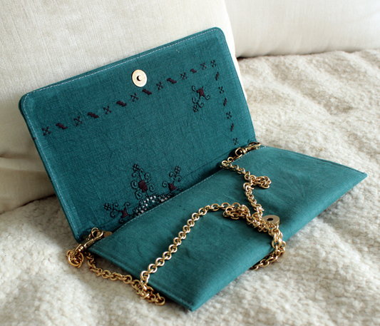 Pochette vert émeraude faite à la main avec serviette brodée antique
