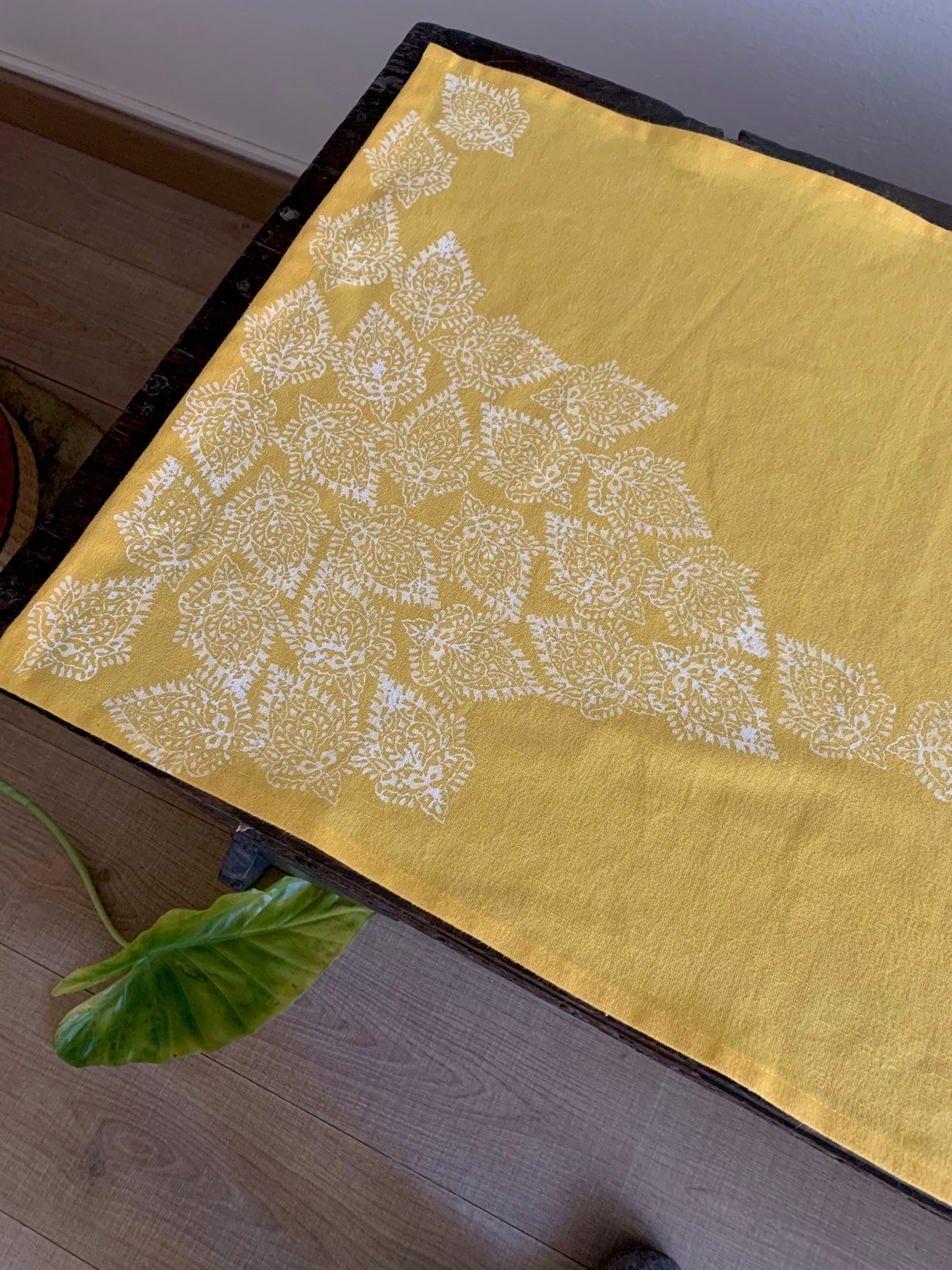 Chemin de table en lin jaune imprimé marguerites