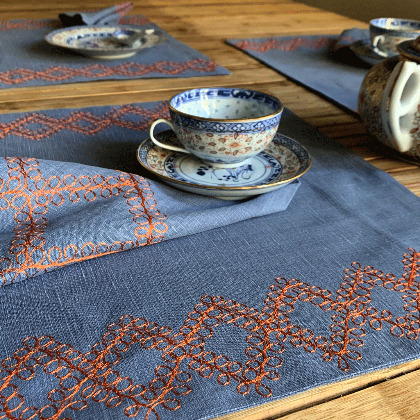 Set de table en lin bleu gris fait à la main unique avec broderie orange losange
