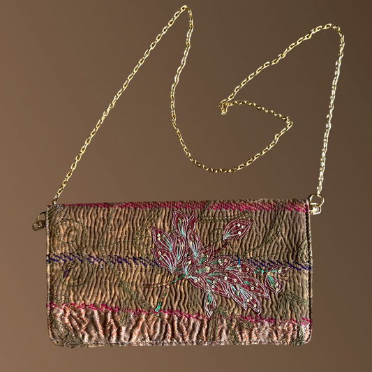 Pochette Kantha vintage recyclée avec bouquet brodé bordeaux