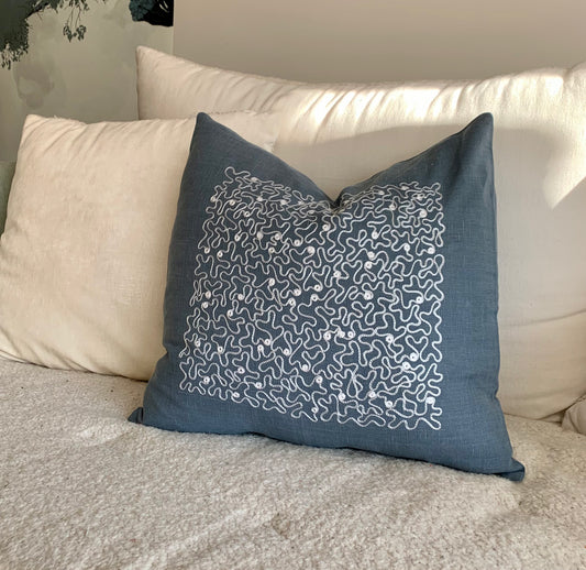 Housse de coussin en lin brodé Scoubidou Blanc ou Turquoise