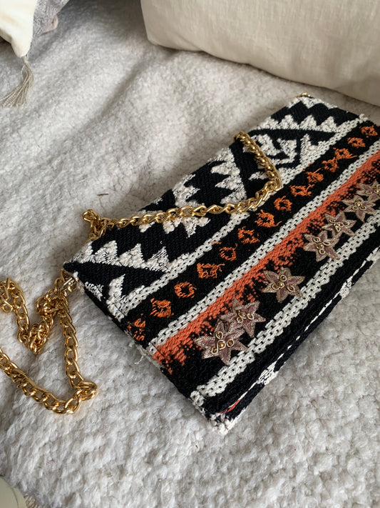 GRAPHIC ETHNIC CLUTCH