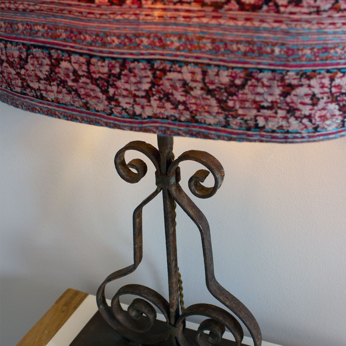Lampe de table Bela recyclée à partir de récupération architecturale et abat-jour Kantha